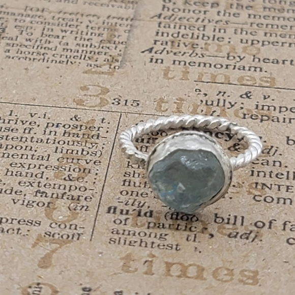 RAW AQUAMARINE STONE RING HANDMADE WITH TWISTED RING BAND IN STERLING SZ 7 - Picture 6 of 6